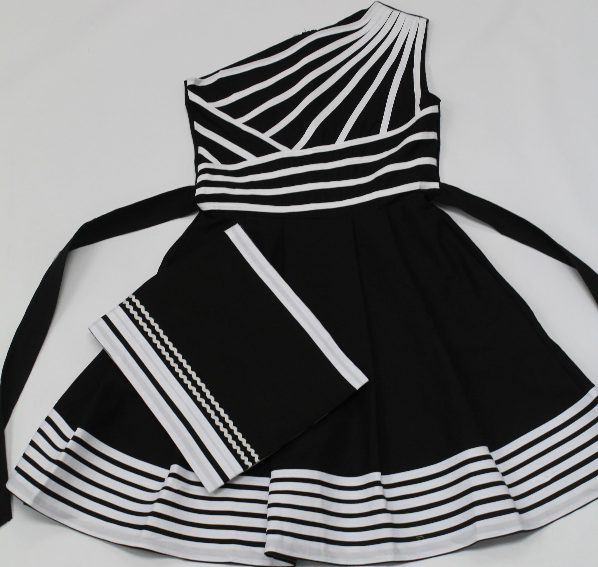 Black and white african traditional dresses hotsell